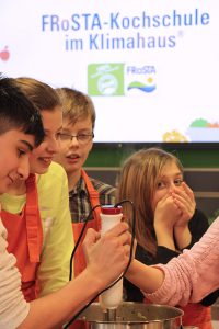 Klimahaus: Kinder beim Kochen