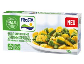 Eine Packung FRoSTA-Tiefkühlgemüse mit gelben Karotten, grünem Spargel und Romanesco in Rucolabutter – vegetarisch, ohne Zusatzstoffe.
