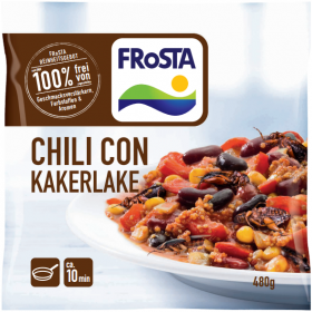 Ein FRoSTA Chili Con Kakerlake-Paket zeigt ein Chili-Gericht mit Bohnen, Mais, Gemüse und Kakerlaken; 480g, Zubereitung: 10 Min.