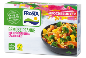 Eine FRoSTA Tiefkühlprodukt-Box „Gemüse Pfanne mit Kichererbsen & Cranberries“ zeigt vegane Zutaten und 9-Minuten-Zubereitung, ohne Zusatzstoffe.
