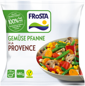Eine Packung FRoSTA Gemüse Pfanne à la Provence: veganes, gemischtes Gemüse wie grüne Bohnen, Pilze, Karotten & Mais im 480g FRoSTA Pack.