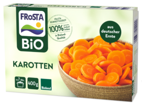 Eine Packung FRoSTA Bio-Tiefkühlkarotten mit Bioland-Zertifizierung, geerntet in Deutschland; Vorne eine Schale geschnittener Karotten.