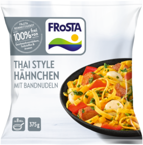 Eine Packung FRoSTA Thai Hähnchen mit Bandnudeln zeigt das Gericht mit Nudeln, Hähnchen, Paprika und Gemüse sowie Infos zu Zeit und Gewicht.