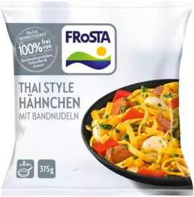 Eine Packung FRoSTA Thai Hähnchen mit Bandnudeln zeigt das Gericht mit Nudeln, Hähnchen, Paprika und Gemüse sowie Infos zu Zeit und Gewicht.