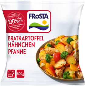 Eine Packung FRoSTA Bratkartoffel Hähnchen Pfanne zeigt gebratene Kartoffeln, Hähnchen, Gemüse. 500g FRoSTA Genuss in nur 11 Minuten.