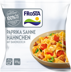 Eine Packung FRoSTA Paprika Sahne Hähnchen mit Bandnudeln: cremige Nudeln, Hähnchen, Tomaten, Paprika in FRoSTAs charakteristischer weiß-blau-grüner Verpackung.