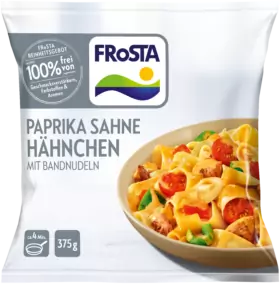 Eine Packung FRoSTA Paprika Sahne Hähnchen mit Bandnudeln: cremige Nudeln, Hähnchen, Tomaten, Paprika in FRoSTAs charakteristischer weiß-blau-grüner Verpackung.