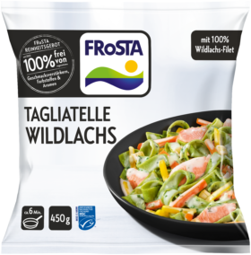Eine Packung FRoSTA Tagliatelle Wildlachs: grüne und weiße Pasta, Wildlachs und Gemüse in cremiger Sauce, abgebildet in schwarzer Schale.