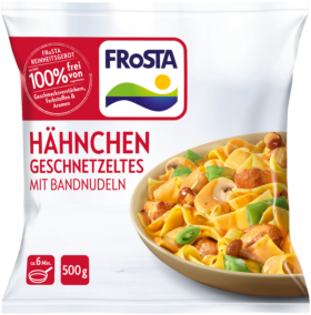 Eine Packung FRoSTA Hähnchen Geschnetzeltes mit Bandnudeln: zartes Hähnchen, Pilze und Gemüse auf Nudeln. 500g, weiße Verpackung.