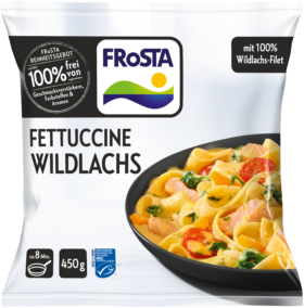 Ein FRoSTA Fettuccine Wildlachs Tiefkühlprodukt mit Lachs, Cherrytomaten und Gemüse auf schwarzem Teller, 100% Wildlachs, 450g.