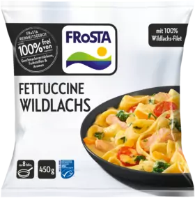 Ein FRoSTA Fettuccine Wildlachs Tiefkühlprodukt mit Lachs, Cherrytomaten und Gemüse auf schwarzem Teller, 100% Wildlachs, 450g.