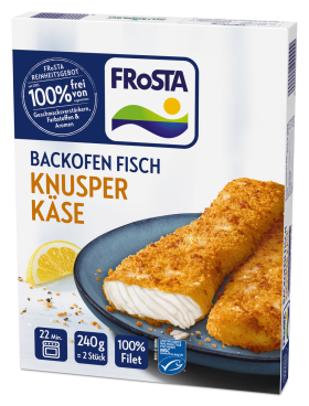 Eine Packung FRoSTA Backofen Fisch Knusper Käse mit zwei FRoSTA Käsefilets auf blauem Teller, Zitrone und Siegeln gut sichtbar.