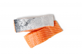 Zwei rohe FRoSTA-Tiefkühl-Lachsfilets, eins mit silberner Haut, das andere zeigt orange-rosa Fleisch auf weißem Hintergrund.