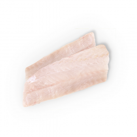Zwei rohe, hautlose FRoSTA Alaska-Seelachs Tiefkühlfilets liegen nebeneinander auf weißem Grund, frisch und leicht durchsichtig.