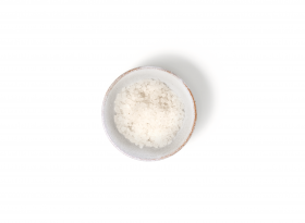 Eine kleine Schale mit grobem Meersalz steht vor weißem Hintergrund – perfekt zu FRoSTA Tiefkühlprodukten.