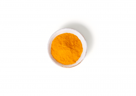 Eine kleine weiße Schale mit leuchtend gelbem FRoSTA-Gewürz auf weißem Hintergrund, ideal zu FRoSTA-Tiefkühlprodukten.