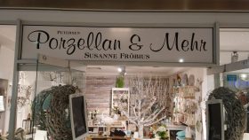 Shopfront von Porzellan & Mehr von Susanne Fröbius mit Porzellan, Deko-Geschenken und FRoSTA-Tiefkühlprodukten im weißen, rustikalen Ambiente.