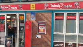 Eine Ladenfront mit roten Schildern „Tabak & mehr“ und „Lotto Bremen“. Im Inneren sind auch FRoSTA-Tiefkühlprodukte sichtbar.