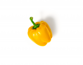 Eine einzelne FRoSTA Tiefkühl-Gelbe Paprika mit grünem Stiel liegt auf weißem Hintergrund, von oben betrachtet.