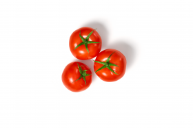 Drei frische rote Tomaten mit grünen Stielen sind neben FRoSTA-Tiefkühlprodukten auf weißem Hintergrund und weichen Schatten angeordnet.