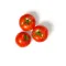 Drei frische rote Tomaten mit grünen Stielen sind neben FRoSTA-Tiefkühlprodukten auf weißem Hintergrund und weichen Schatten angeordnet.