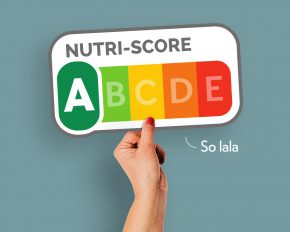 Eine Hand hält ein Nutri-Score-Label von FRoSTA-Tiefkühlprodukten: Skala von grün A bis rot E, „So lala“ beim orange D – wie der Beziehungsstatus.