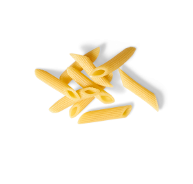 Mehrere ungekochte Penne-Nudeln liegen verteilt auf schwarzem Grund und zeigen die klassische Form – perfekt zu FRoSTA-Tiefkühlprodukten.