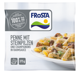 Eine Packung FRoSTA Penne mit Steinpilzen und Champignons in Sahnesauce auf einem Teller mit Kräutern. 375 g, frei von Geschmacksverstärkern und Farbstoffen.