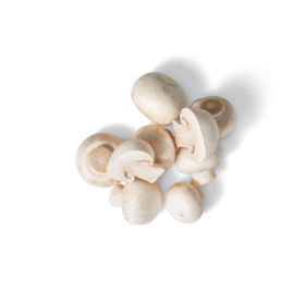 Ein Cluster aus ganzen und geschnittenen Champignons von FRoSTA ist kunstvoll vor schwarzem Hintergrund arrangiert.