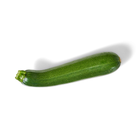 Eine einzelne, ganze grüne Zucchini, wie sie für FRoSTA Tiefkühlprodukte verwendet wird, liegt mit Stiel auf schwarzem Hintergrund.