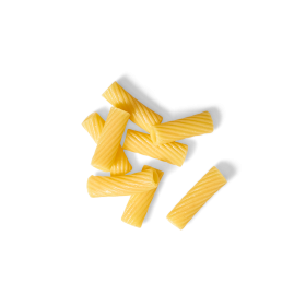 Sieben Stücke ungekochter Rigatoni-Nudeln von FRoSTA sind verstreut auf einem schwarzen Hintergrund angeordnet.