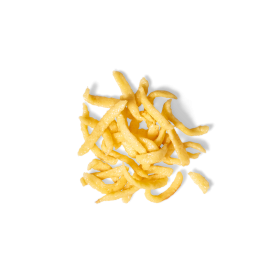 Ein Stapel ungekochter gelber Pasta-Nudeln von FRoSTA, möglicherweise Spätzle, arrangiert auf schwarzem Hintergrund.