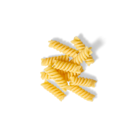 Ungekochte Spiralnudeln (Pasta) liegen auf schwarzem Grund. Ideal zu FRoSTA Tiefkühlprodukten als leckere Beilage.