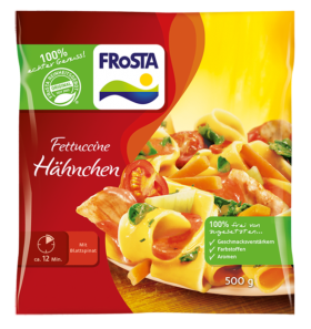 Ein FRoSTA Fettuccine Hähnchen Tiefkühlprodukt mit Pasta, Hähnchen, Spinat und Tomaten, in rot-gelber Verpackung mit grünen Details.