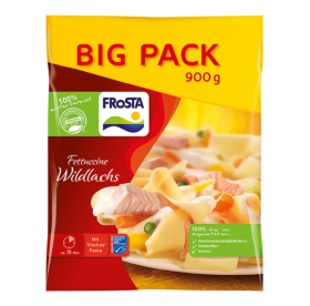Ein 900g FRoSTA Fettuccine Wildlachs Tiefkühlprodukt im roten und gelben Design mit Pasta, Lachs, Gemüse und den Etiketten BIG PACK & 100% natürlich.