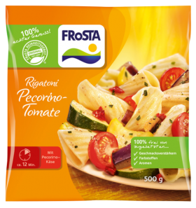 Eine Packung FRoSTA Rigatoni Pecorino-Tomate Tiefkühlprodukt: Rigatoni, Zucchini, Kirschtomaten, Zwiebel, Kräuter. Orange-grüne 500g-Verpackung.