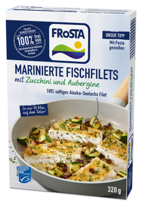 Eine Schachtel FRoSTA Mariniertes Fischfilet mit Zucchini und Aubergine, 100 % ohne Zusatzstoffe, 320 g, abgebildet gekocht mit gewürfeltem Gemüse.