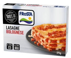 Auf einer Packung FRoSTA Lasagne Bolognese ist ein Stück auf einem Teller abgebildet. Auf der FRoSTA-Verpackung sind „100 % frei von“ Zusatzstoffen, 375 g und die Garzeiten angegeben.