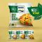 Ein FRoSTA Veggie Bami Goreng Tiefkühlprodukt liegt über drei weiteren FRoSTA Tiefkühlprodukten, dazu ein grünes Label: NEU & VEGAN!.