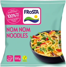 Eine türkisfarbene Packung FRoSTA Nom Nom Nudeln zeigt bunte Nudeln und Gemüse. Vegan, 500 g, fertig in 7 Minuten, frei von Zusatzstoffen.