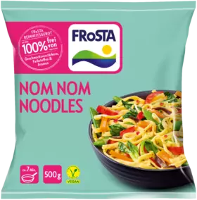 Eine türkisfarbene Packung FRoSTA Nom Nom Nudeln zeigt bunte Nudeln und Gemüse. Vegan, 500 g, fertig in 7 Minuten, frei von Zusatzstoffen.