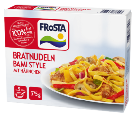 Eine Packung FRoSTA Bratnudeln Bami Style mit Hähnchen, Nudeln und Gemüse. 9 Minuten Kochzeit, 375 g; die FRoSTA-Packung zeigt den Bami Style-Geschmack.