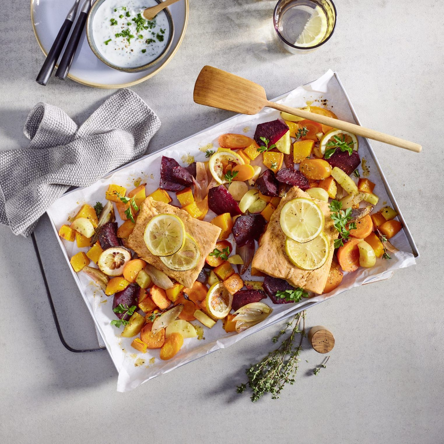 Winter-Ofengemüse vom Blech mit Zitronen-Lachs I FRoSTA.de