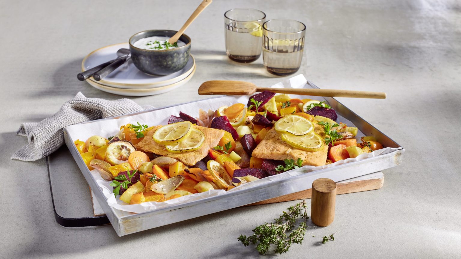 Winter-Ofengemüse vom Blech mit Zitronen-Lachs I FRoSTA.de