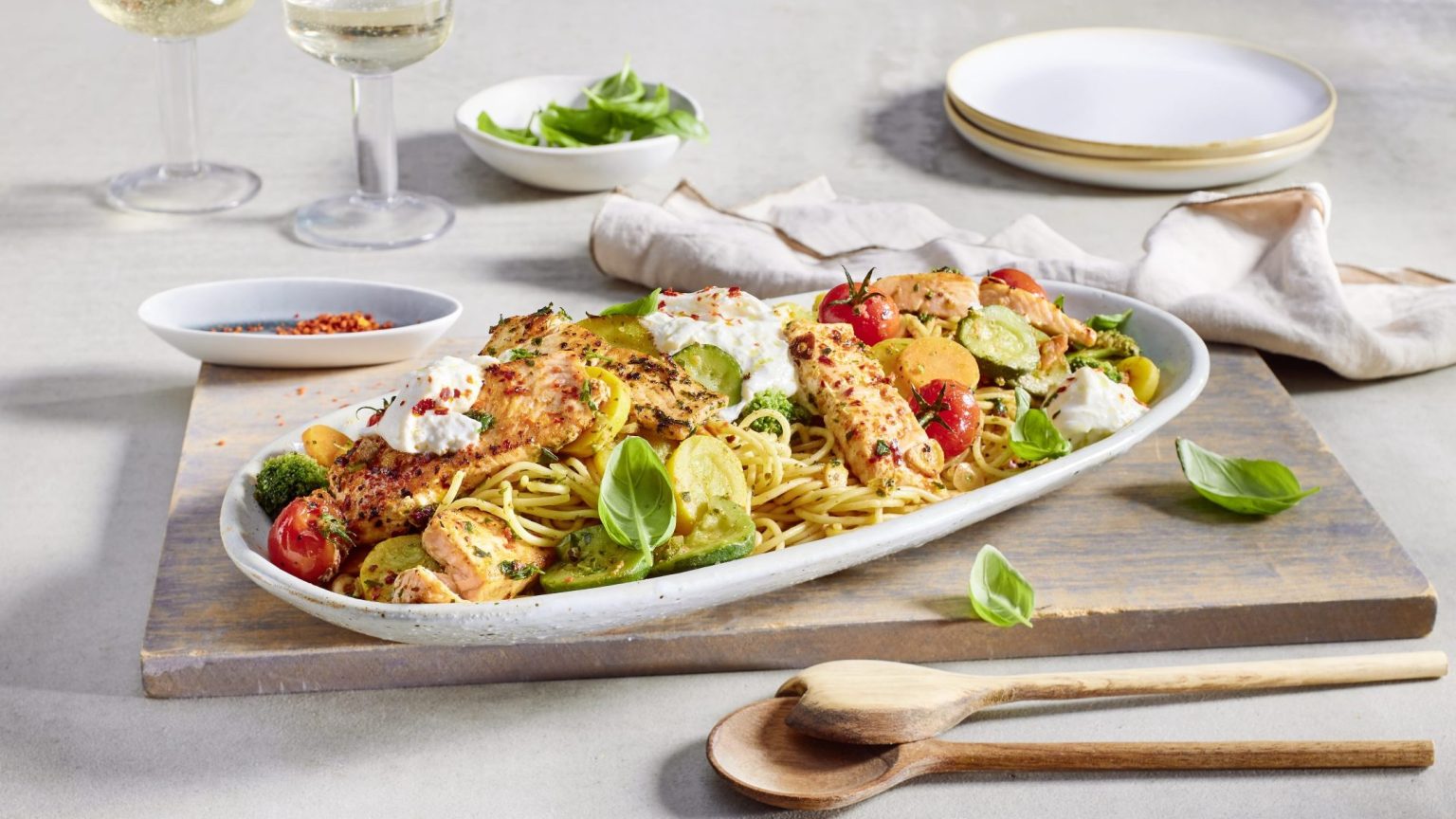 Rezept mit Spaghetti mit Wildlachs, Gemüse &amp; Burrata I FRoSTA