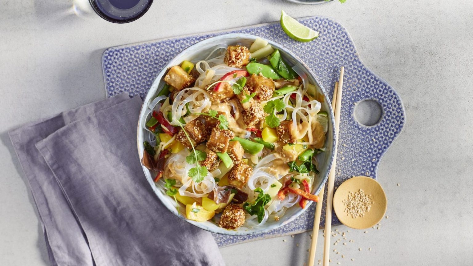 Asia Nudelsalat mit sticky Tofu &amp; asiatischem Gemüse I FRoSTA