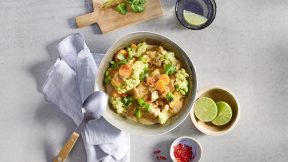 Eine Schüssel Gemüse-Curry mit Reis und Kräutern, zubereitet mit FRoSTA Tiefkühlprodukten – perfekt für ein Hähnchen Curry Rezept.