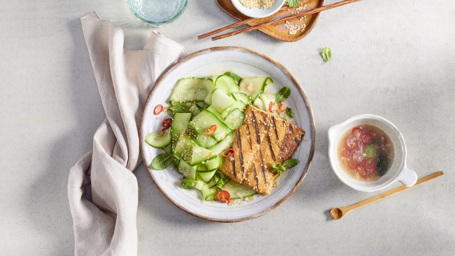 Gegrillter Lachs auf asiatischem Gurkensalat I FRoSTA