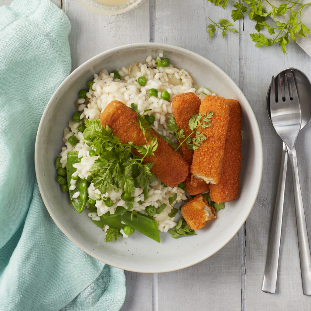 Veggie Fischstäbchen auf Erbsen-Zuckerschoten-Risotto | FRoSTA
