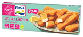 Eine Schachtel FRoSTA vegan veggie Fischstäbchen liegt auf hellgrünem, die goldbraunen FRoSTA Stäbchen auf einem Teller, garniert mit Kräutern und Zitrone.